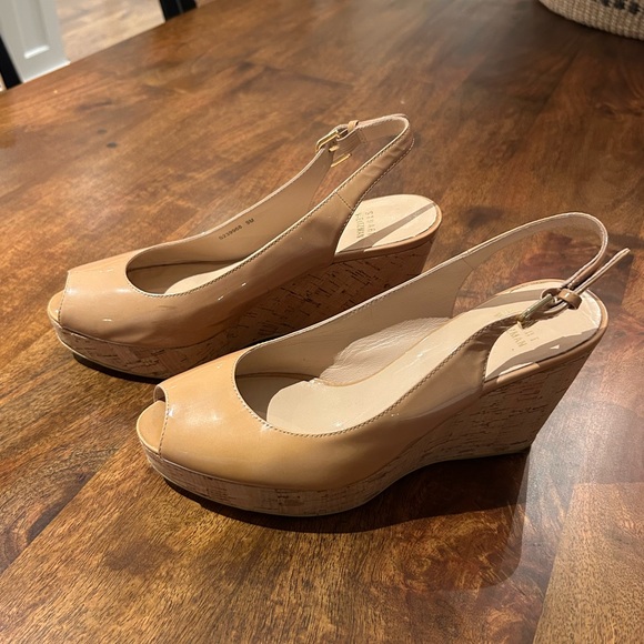 Stuart Weitzman Riveria Tan Patent Leather Peep Toe Wedge - Picture 3 of 12